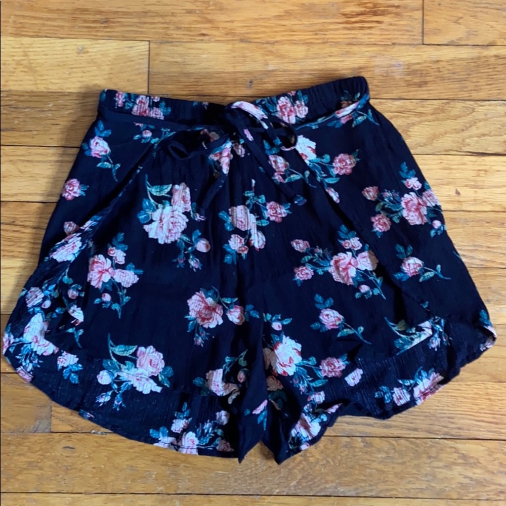 NWOT American Eagle floral flowy tulip shorts